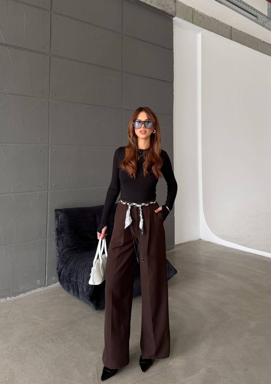 Elegant Wide-Leg Pants with Statement Belt